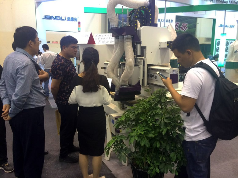 為客戶講解機(jī)器