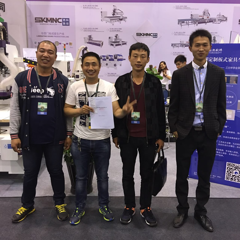 客戶現(xiàn)場簽訂合同留影